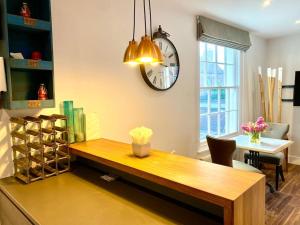 Galería fotográfica de Stunning Little House on Poole Quay - Free Secure Parking & WiFi - in the heart of the Old Town - Great Location - Free Parking - Fast WiFi - Smart TV - Newly decorated - sleeps 2! Close to Poole & Bournemouth & Sandbanks en Poole