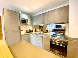 Una cocina o cocineta en Stunning Little House on Poole Quay - Free Secure Parking & WiFi - in the heart of the Old Town - Great Location - Free Parking - Fast WiFi - Smart TV - Newly decorated - sleeps 2! Close to Poole & Bournemouth & Sandbanks