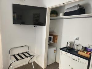um pequeno quarto com uma secretária e uma cadeira em Studio 9 on Lakewood em Wellington