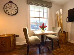 Una televisión o centro de entretenimiento en Stunning Little House on Poole Quay - Free Secure Parking & WiFi - in the heart of the Old Town - Great Location - Free Parking - Fast WiFi - Smart TV - Newly decorated - sleeps 2! Close to Poole & Bournemouth & Sandbanks