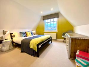 una camera con letto e finestra di Stunning Little House on Poole Quay - Free Secure Parking & WiFi - in the heart of the Old Town - Great Location - Free Parking - Fast WiFi - Smart TV - Newly decorated - sleeps 2! Close to Poole & Bournemouth & Sandbanks a Poole