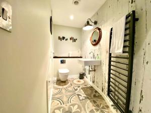 Un baño de Stunning Little House on Poole Quay - Free Secure Parking & WiFi - in the heart of the Old Town - Great Location - Free Parking - Fast WiFi - Smart TV - Newly decorated - sleeps 2! Close to Poole & Bournemouth & Sandbanks