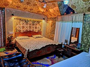 um quarto com uma cama grande e um espelho em King of kings Houseboat em Srinagar