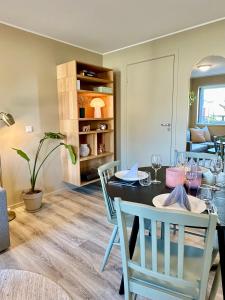 comedor con mesa y sillas en Modern apartment in Tromsø, en Tromsø