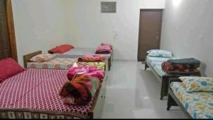 Postel nebo postele na pokoji v ubytování Haveli Holiday Homestay by StayApart