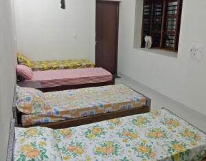 Postel nebo postele na pokoji v ubytování Haveli Holiday Homestay by StayApart