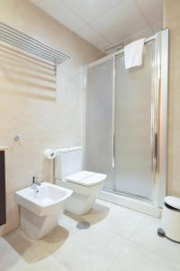 y baño con ducha, aseo y lavamanos. en Apartamento El Carmen by Be Alicante, en Alicante