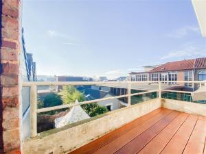 einen Balkon mit Blick auf ein Gebäude in der Unterkunft Plein centre de Waterloo! in Waterloo