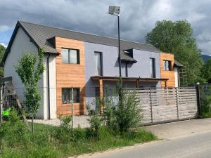 莱斯诺夫Cedar Crest的有栅栏的房子