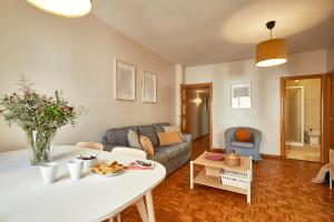 巴塞隆納的住宿－BBarcelona Marina Flat，客厅配有沙发和桌子