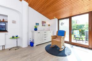 TV a/nebo společenská místnost v ubytování Ferienhaus Nordseeschnecke