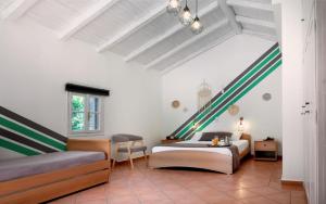 1 dormitorio con 2 camas y escalera en The Grove Seaside Hotel, en Dhrepanon