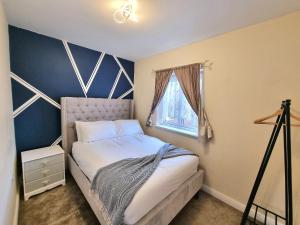 a small bedroom with a bed and a window at Detached House with Free Parking Long Stay Discounts in Thurcaston