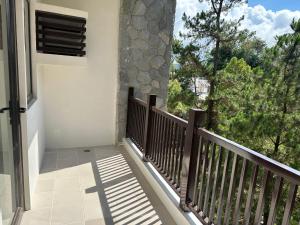 - un balcon offrant une vue sur les arbres dans l'établissement Supreme Condo at Brenthill Baguio, à Baguio