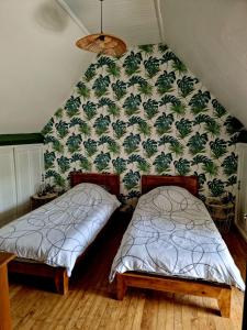 - 2 lits dans une chambre avec un mur dans l'établissement Maison de campagne à 15 km du ZooParc de Beauval, à Luçay-le-Mâle