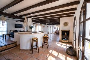 Kuchnia lub aneks kuchenny w obiekcie Large Villa on Ibiza West Coast with pool & sunset view - Nirvana