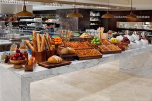 una línea de buffet con muchos tipos diferentes de comida en Istanbul Marriott Hotel Sisli, en Estambul