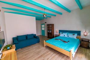 Un dormitorio con una cama azul y un sofá. en CasiBlanca, en 2 Mai