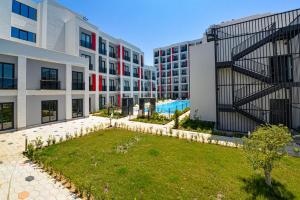 un complejo de apartamentos con un patio con piscina en C Suites Antalia, en Antalya