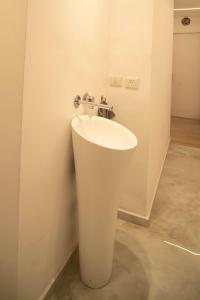 uma casa de banho com um lavatório branco na parede em Hapalmah one, Jerusalem, Dira 1 em Jerusalém
