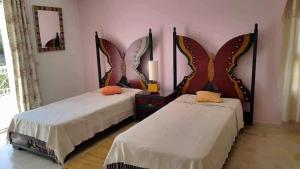 Giường trong phòng chung tại La maison les pins Chambre d'hote chez l'habitant