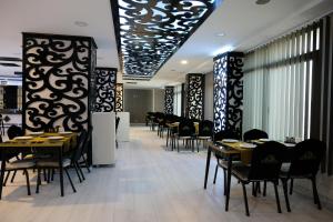 une salle à manger avec des tables et des chaises dans un restaurant dans l'établissement Anatolia Park Hotel, à Kayseri