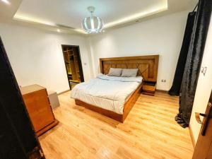 a bedroom with a bed and a wooden floor at Cosy 2 bedrooms apartment with garden in Cairo +24 photos