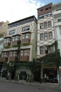 Denizci Hotel في سينوب: مبنى طويل فيه ناس تقف امامه