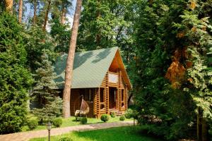 una cabaña de madera en el bosque con árboles en Фортеця, en Kiev