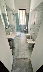 - Baño con 2 lavabos y 2 aseos en Villa Nappi Bed & Breakfast en Praia a Mare