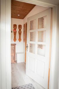 een witte deur in een kamer met een aanrecht bij Ferienhaus Blick Falkenstein in Lindberg