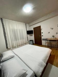 Statjunea BorsaにあるRiver Sideのベッドルーム1室(白いベッド2台、テーブル付)
