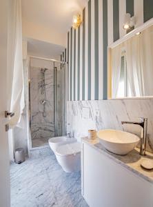 biała łazienka z 2 umywalkami i prysznicem w obiekcie Meravigliosa camera con finiture di lusso appena ristrutturata w mieście Marina di Carrara