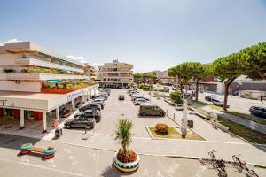 een luchtzicht op een parkeerplaats in een stad bij Meravigliosa camera con finiture di lusso appena ristrutturata in Marina di Carrara