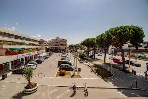 a city street with cars parked in a parking lot at Meravigliosa camera con finiture di lusso appena ristrutturata in Marina di Carrara