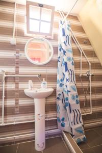 baño con lavabo y cortina de ducha en Rafting Center Drina Tara, en Bastasi