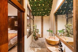 een badkamer met 2 wastafels in een kamer bij The Corduroy Hotel in Canggu