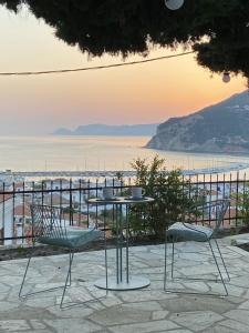un tavolo e sedie con vista sull'oceano di Villa Icelle Skopelos Town Sea View Swimming Pool a Skopelos Town