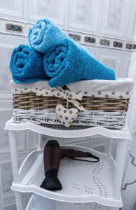 uma cesta com toalhas e um par de sapatos numa prateleira em Flat 24 on Basseynaya 17 studio em Kiev