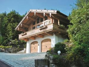 ein Haus mit Balkon darüber in der Unterkunft Chalets in der Forststraße in Miltach