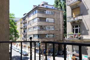 ブダペストにあるWest End Apartmentのバルコニーから建物の景色を望めます。