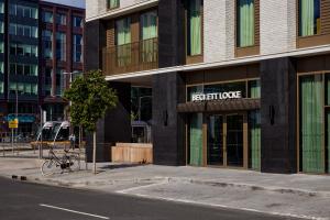 Beckett Locke في دبلن: ركن الدراجة على الرصيف أمام المبنى
