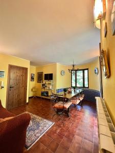 ein Wohnzimmer mit einem Tisch und einem Sofa in der Unterkunft Sulle piste di Limone Piemonte in Limone Piemonte