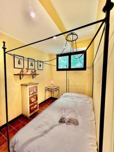 リモーネ・ピエモンテにあるSulle piste di Limone Piemonteの窓付きの部屋にベッド付きのベッドルーム1室があります。