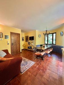 ein Wohnzimmer mit einem Sofa und einem Tisch in der Unterkunft Sulle piste di Limone Piemonte in Limone Piemonte