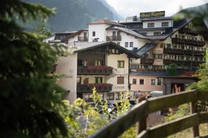 un gran edificio blanco con balcones en una montaña en Alpenliebe, en Sölden