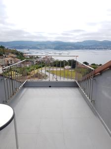 een balkon met uitzicht op het water bij Apartamentos Canada 1 in Raxo