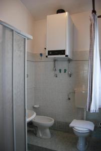 ein Bad mit einem WC und einem Waschbecken in der Unterkunft B&B La Cà Cita in Cortazzone