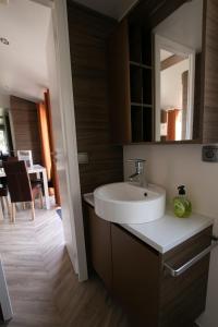La salle de bains est pourvue d'un lavabo et d'un miroir. dans l'établissement First Camp Lilleby, à Torslanda