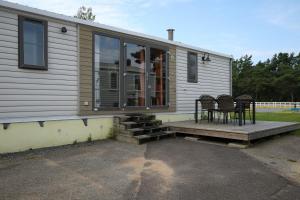 een huis met een veranda met een tafel en stoelen bij First Camp Lilleby in Torslanda